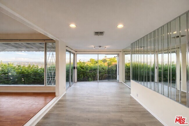 Foto del edificio - 3641 Sunswept Dr