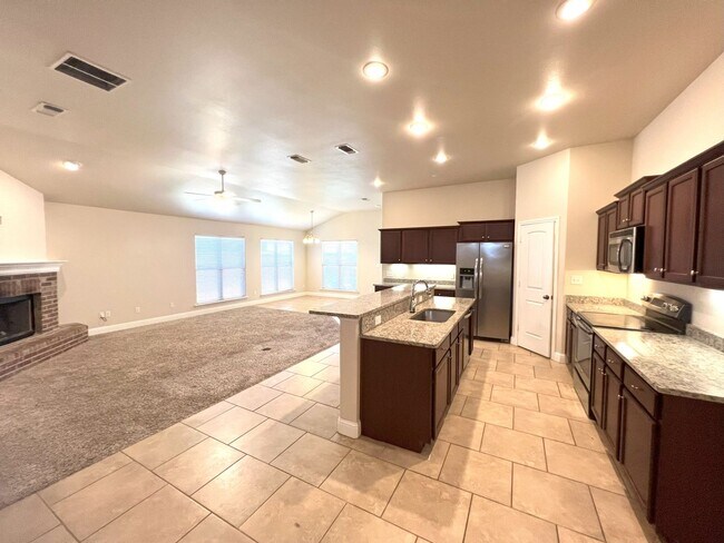 Building Photo - Move in special 1st month rent free **LARG...