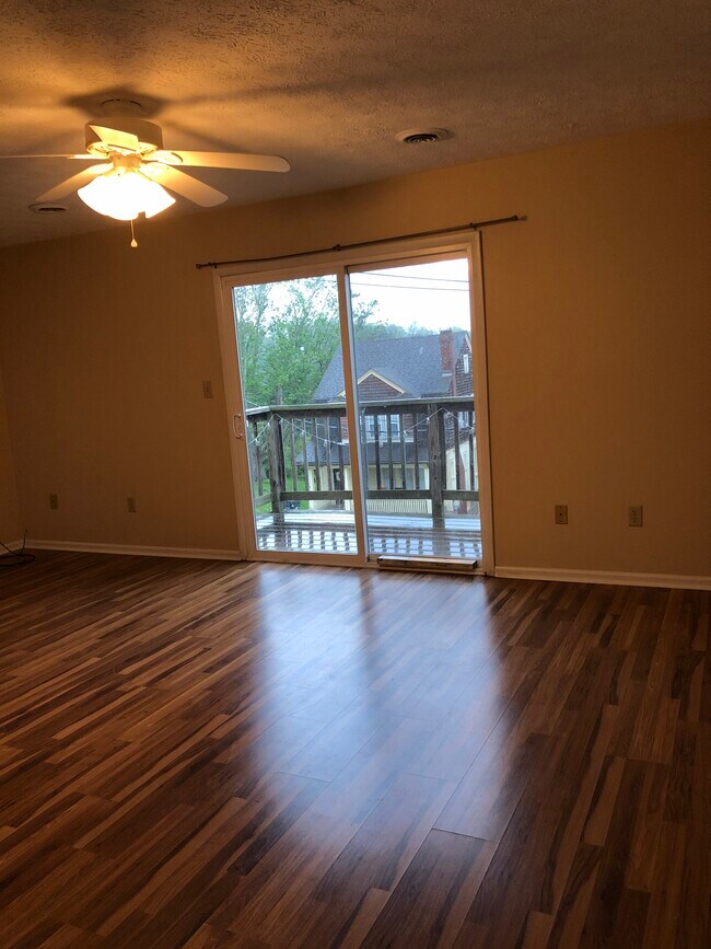 Large Family Room - 618 Junction St