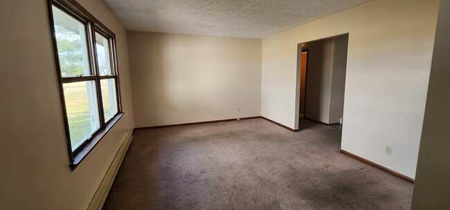 living room - 3186 Shaffer Rd