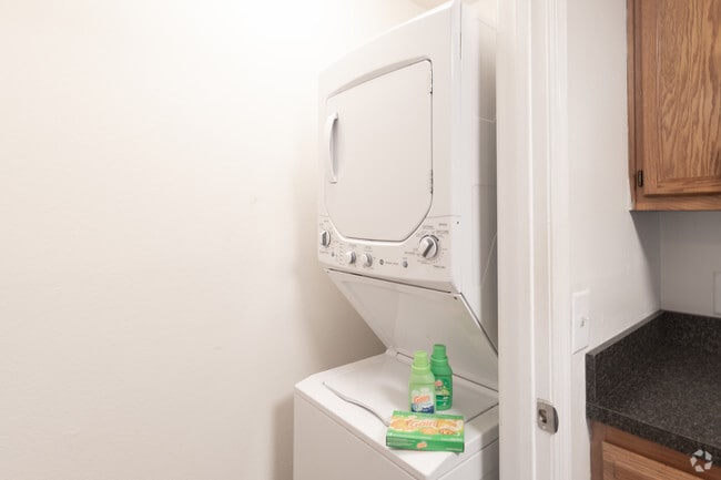 2BR, 2BA - 1,010 SF - Sanger Place