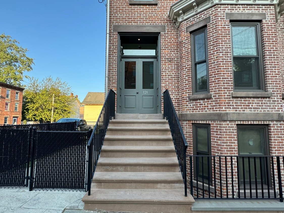 121 Lander St Unit 2, Newburgh, NY 12550 Room for Rent in Newburgh