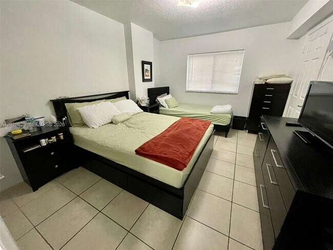Foto del edificio - 2475 NW 16th St Rd