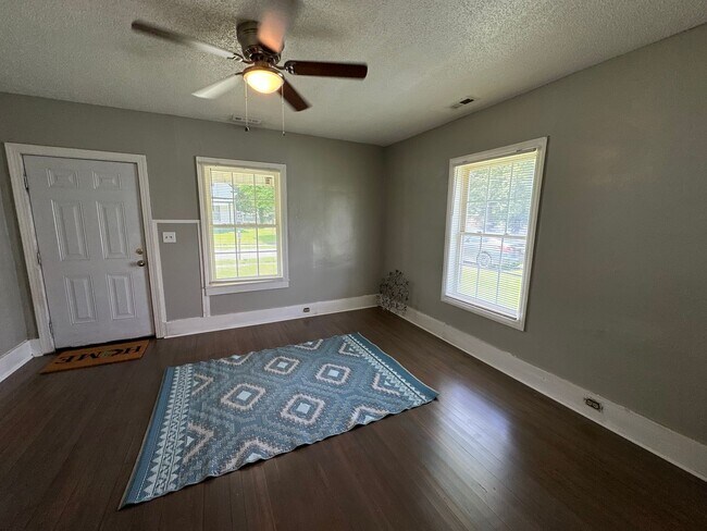 Foto del edificio - 3 Bed/ 1 Bath and move-in ready! www.PMCoreUSA.com submit guest card for showings!