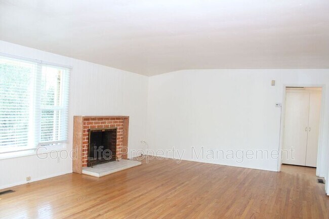 Building Photo - 1222 Oak Dr