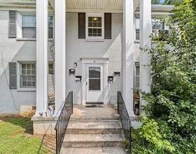Building Photo - 1400 Roslyn Dr