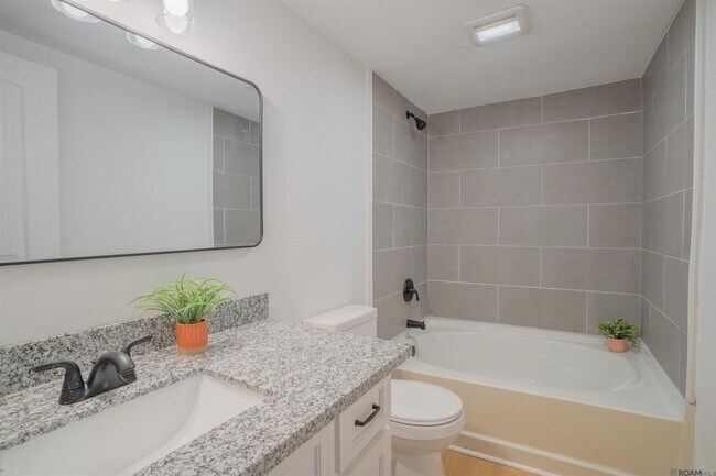 Foto del edificio - 30114 Oak St