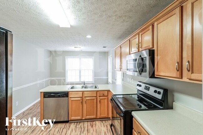 Building Photo - 650 Castlebrooke Dr SE