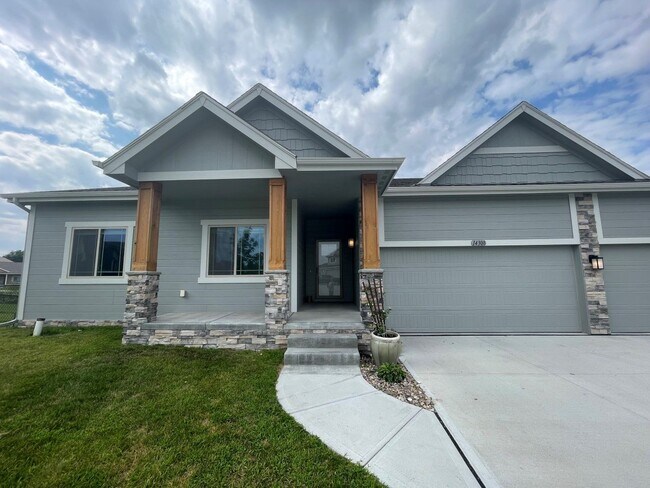 Building Photo - Large Home in Bellevue for Rent!
