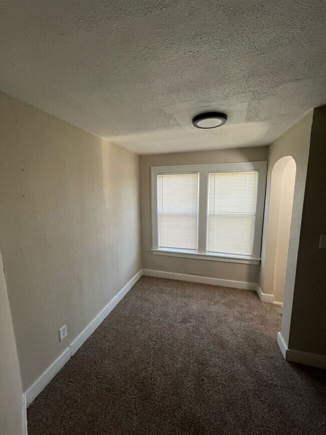 Foto del edificio - Renovated 4-Bedroom, 2-Bath Home – We Welc...