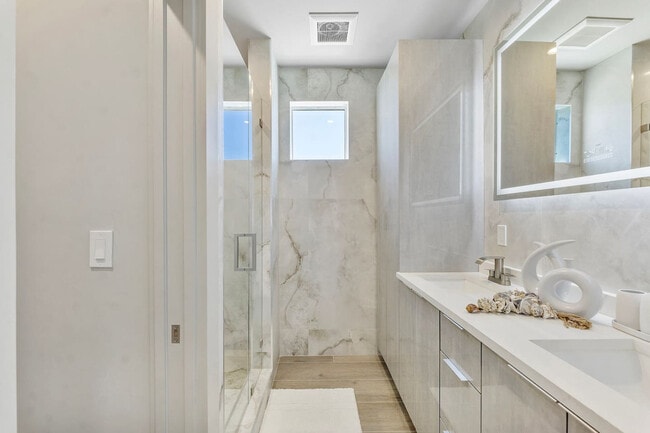 Building Photo - 99 Seaside Ave