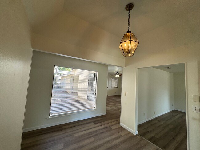 Foto del edificio - 657 W Escalon Ave