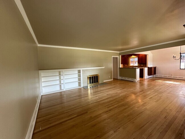 Building Photo - 3-Bedroom, 2-Bathroom Charmer!