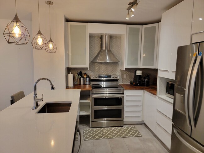 Building Photo - 5466 Av 1Re