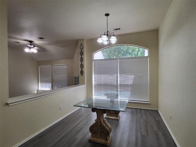 Building Photo - 304 N Kings Canyon Dr