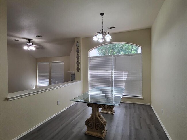 Foto del edificio - 304 N Kings Canyon Dr