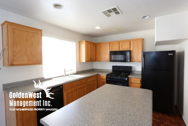Building Photo - Tri-Level 3Bdm 3Ba Home Near Sunrise Mountain