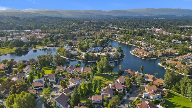 Walk to 2 miles private lake - 4352 Park Corona