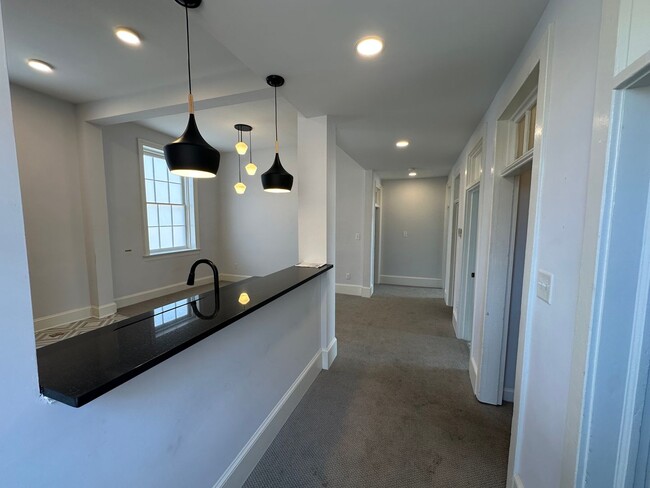 Building Photo - 202 Hanover St