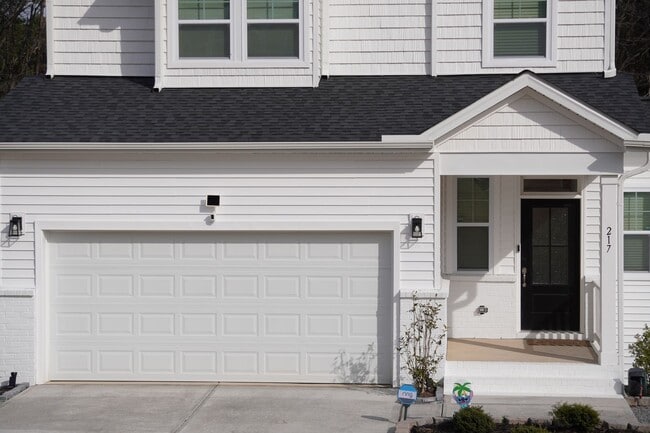 Building Photo - English Country Elegance Private 1/2 Acre Wooded Home site