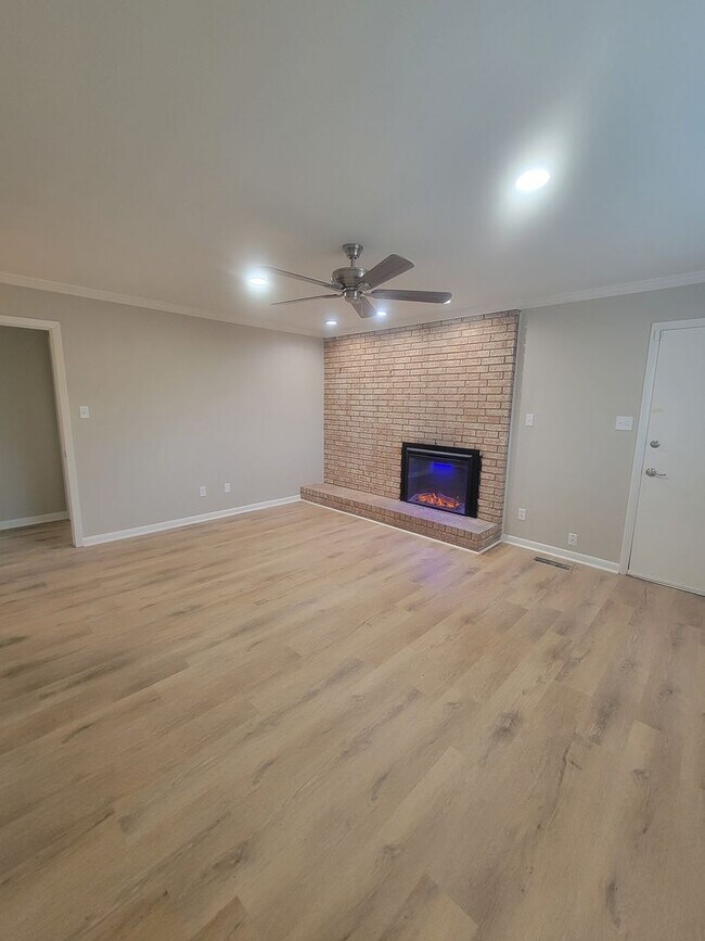 Building Photo - Make Midtown living your own!