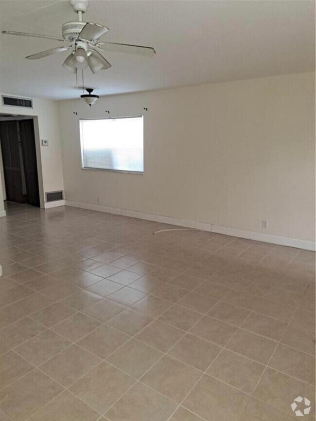 Kings Point Brittany Apartments for Rent with a Garage Delray Beach