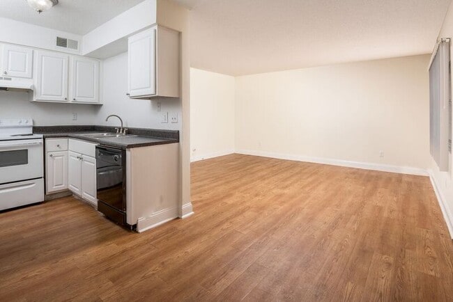 Building Photo - Oak Manor Apartment Homes