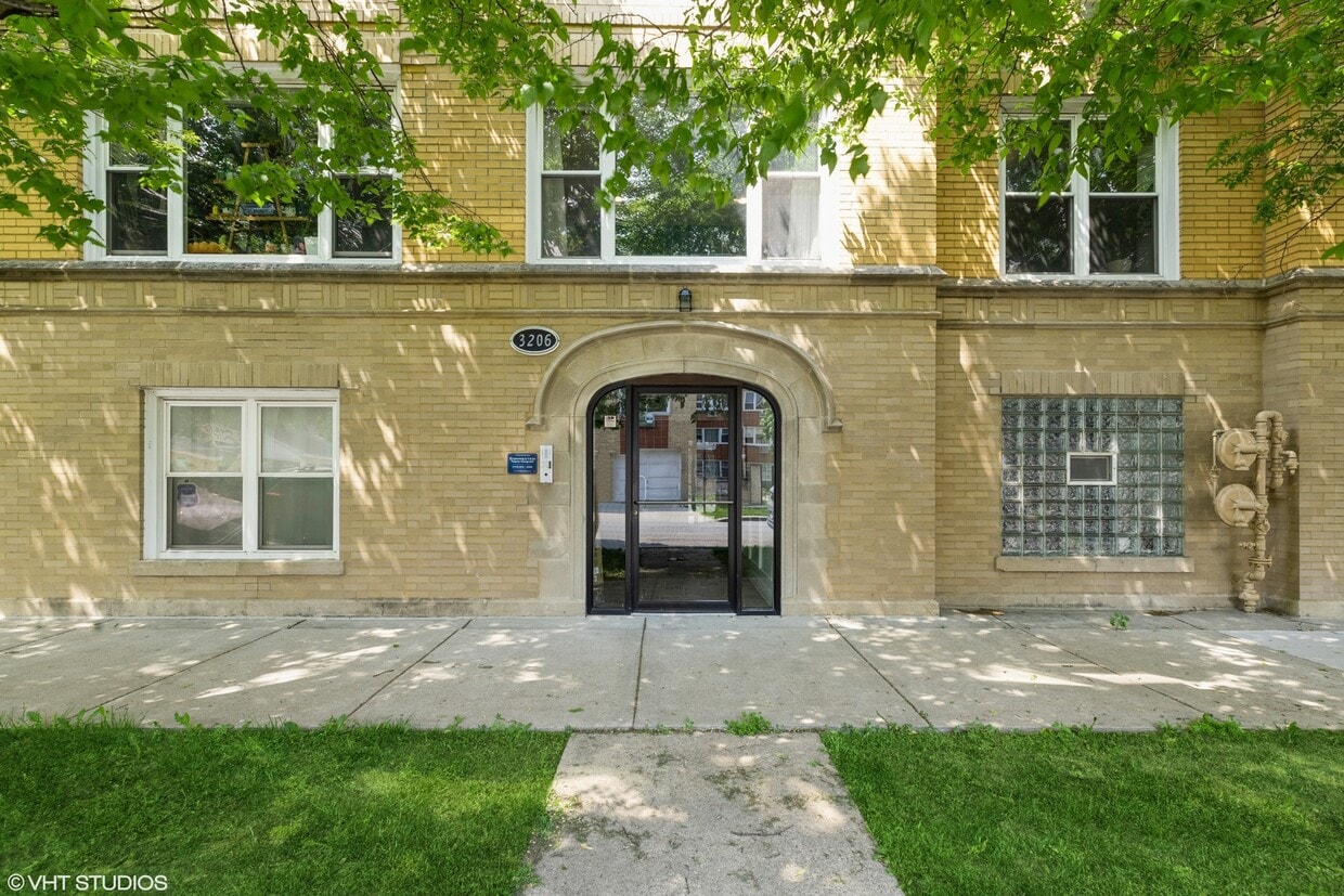 Primary Photo - 3206 W Berwyn Ave