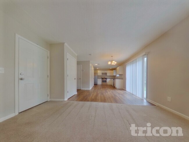 Building Photo - 693 Grandview Cir