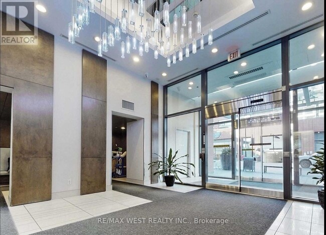 Building Photo - 2212 Lake Shore Blvd W
