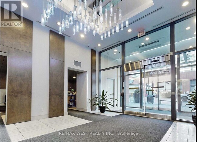 Photo du bâtiment - 2212 Lake Shore Blvd W