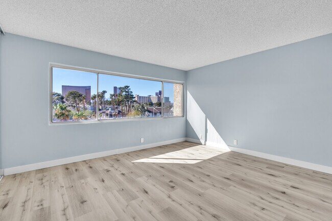 Foto del edificio - 725 N Royal Crest Cir