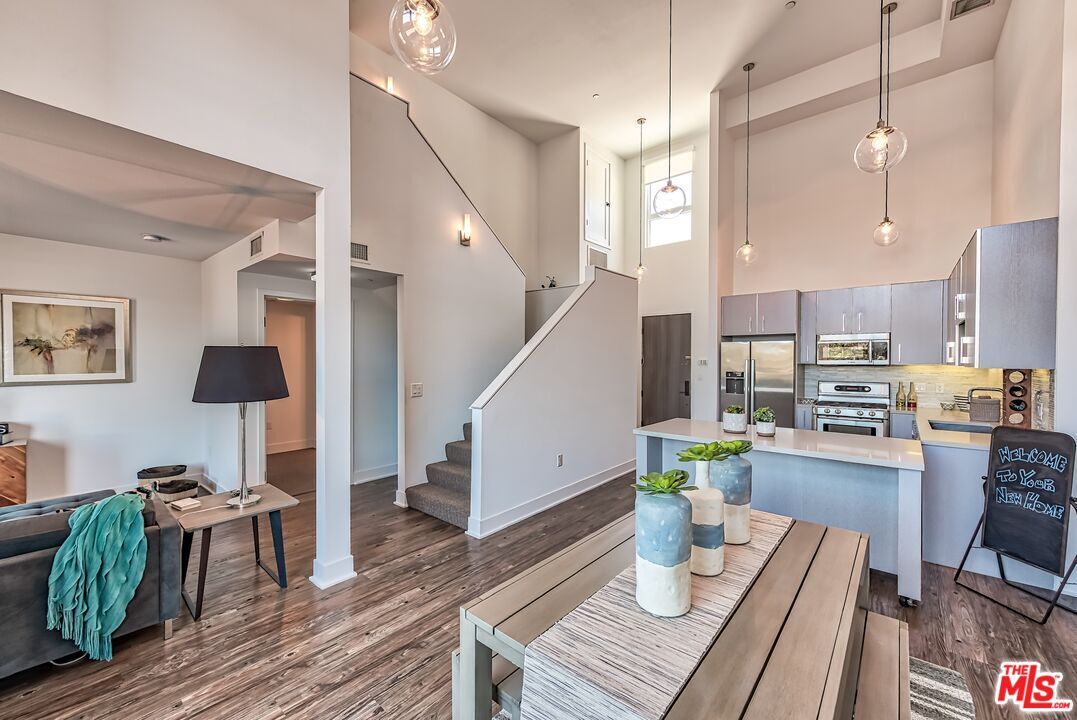 Foto principal - 1168 S Barrington Ave