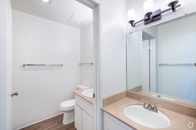 1BR, 1BA - 600SF - Bathroom - Azul Apartments