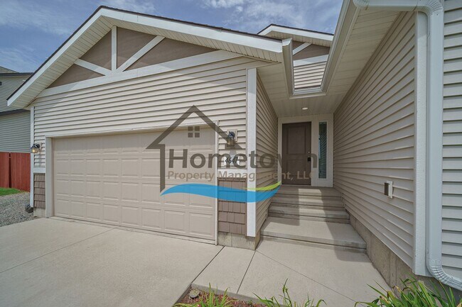 Foto del edificio - 3 Bedroom 2 Bathroom Home with Attached 2 ...