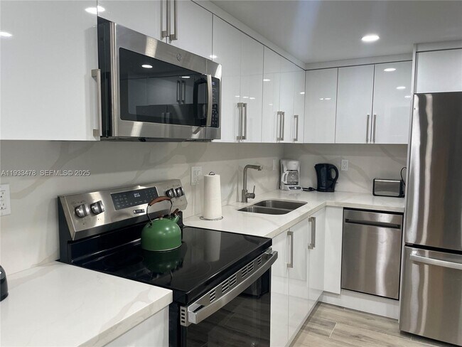 Building Photo - 2030 S Ocean Dr