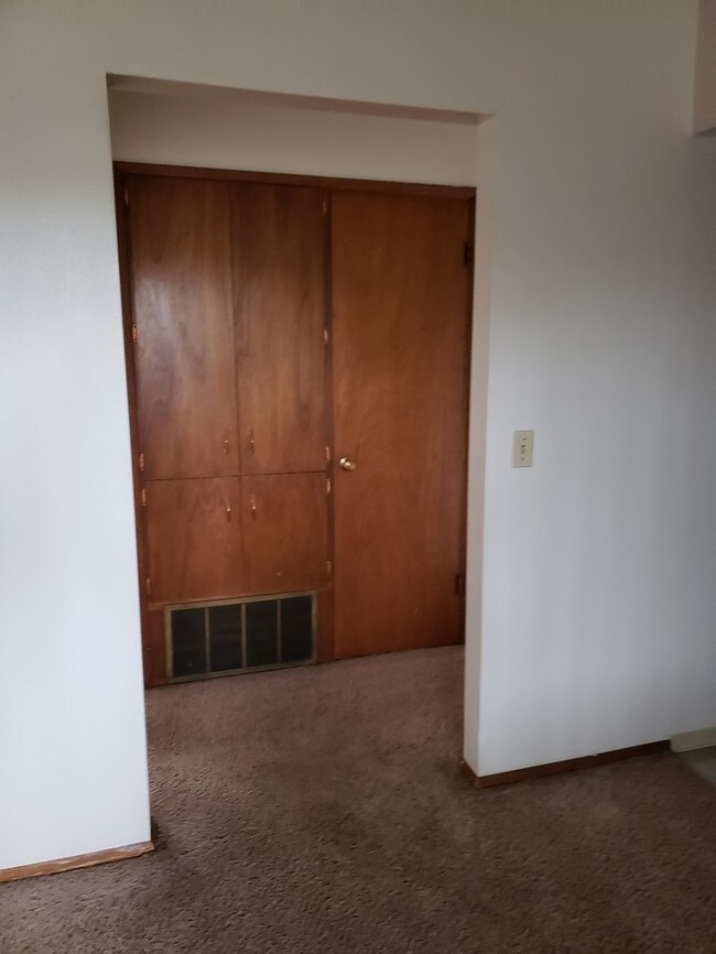 Building Photo - 1112 Cedar Dr