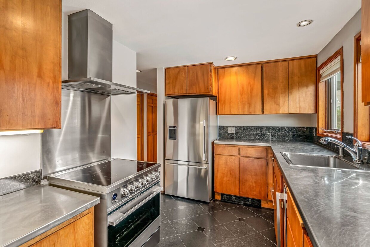 Foto principal - Large 2 Bedroom in Queen Anne * Utilities/...