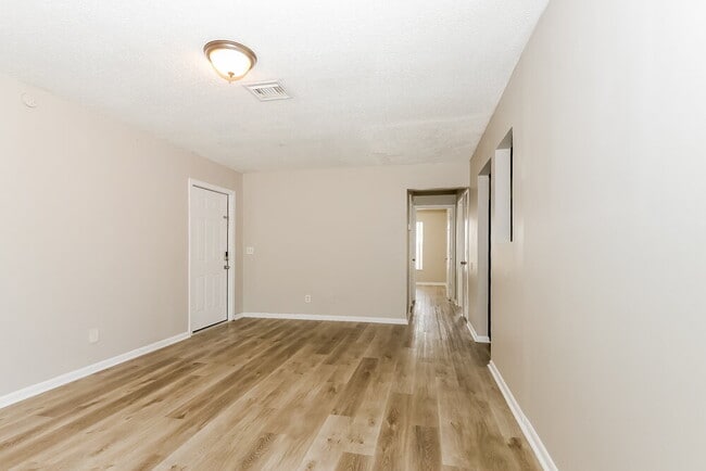 Building Photo - 5770 Bermuda Cir S