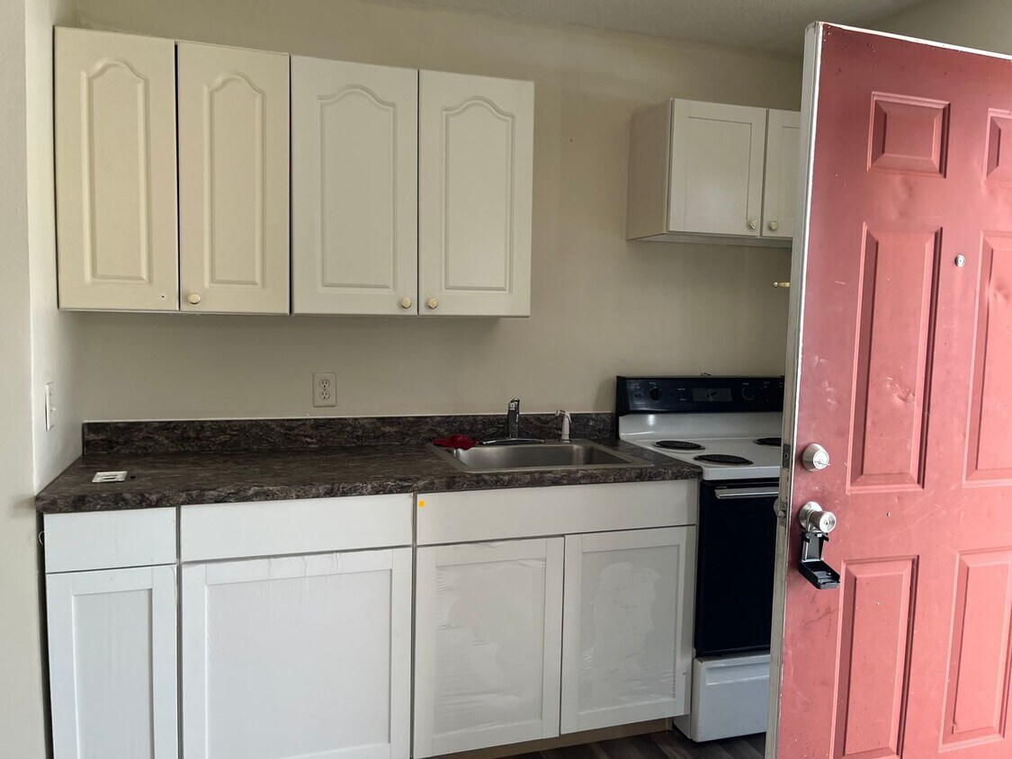 Building Photo - 1-Story Lockout Townhome Efficiency Unit.