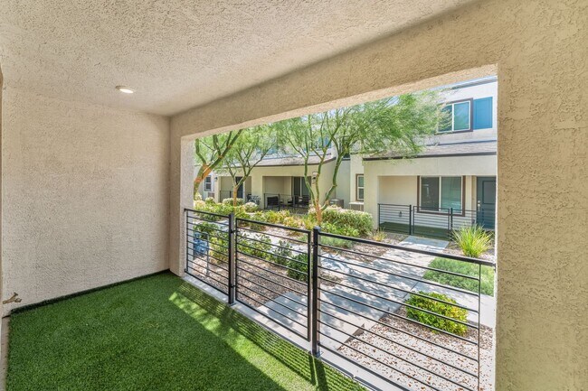 Foto del edificio - Modern Gated Townhome with Flexible Living Spaces & Stylish Finishes!