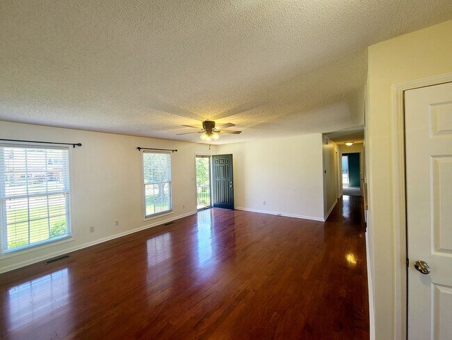 Building Photo - The Westender - 3 bedrm, 2 bath with lawn ...