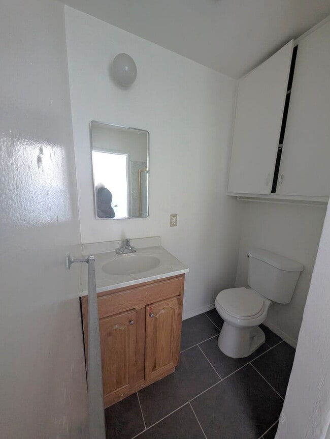 Building Photo - Comfortable one bedroom unit, convenient location to shopping and transportation