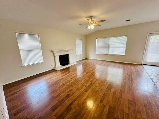 Building Photo - Awesome 3 Bed 2 Bath! Large Texas size home