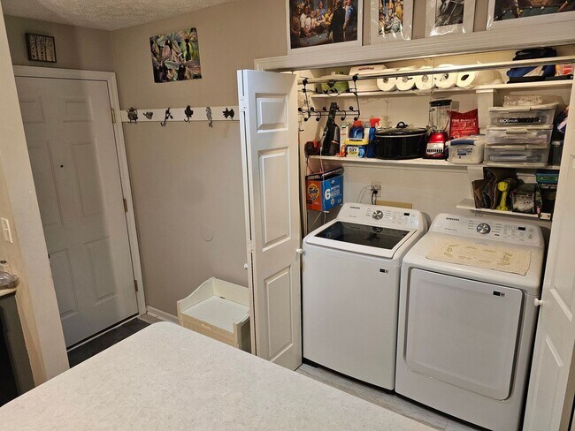 Foto del edificio - Charming 2-Bedroom 2-Bathroom Furnished Ho...