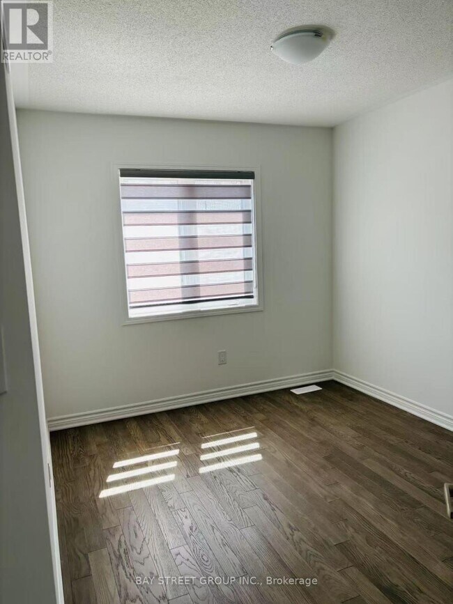 Photo du bâtiment - 1374 Ripplewood Ave