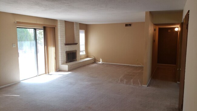 Building Photo - ACADEMY ACRES 4/BD 2/BA  2/CG