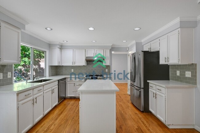 Building Photo - "Spacious 4-Bedroom Retreat with 2.5 Baths in Charming Sammamish Setting"
