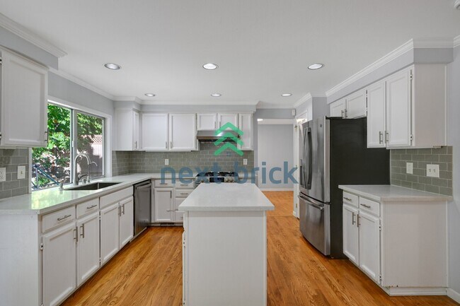 Foto del edificio - "Spacious 4-Bedroom Retreat with 2.5 Baths in Charming Sammamish Setting"