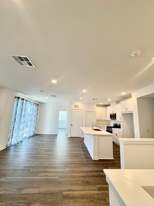 Foto del edificio - Modern 3B/3B Townhome in Covina